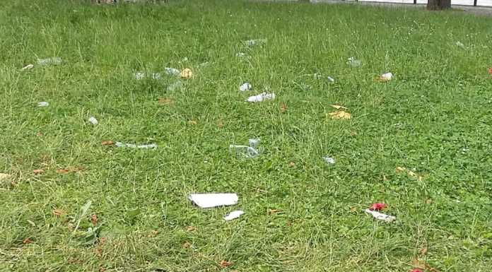 La segnalazione di un lettore: “Dopo il Mercato Europeo restano i rifiuti”