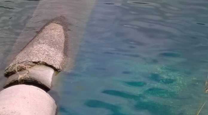 Pescate come le Bahamas: a causa di uno sversamento il lago si colora di azzurro