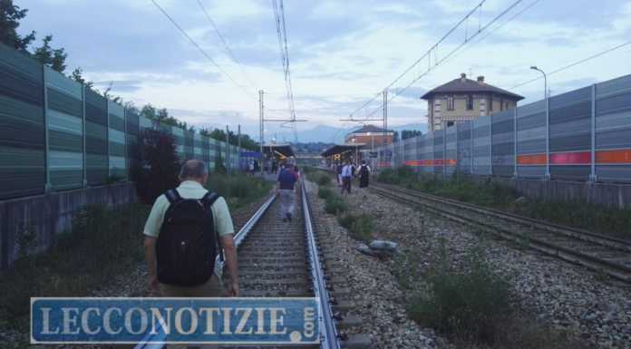 Caos treni sulla Milano-Lecco. Pendolari a piedi sui binari