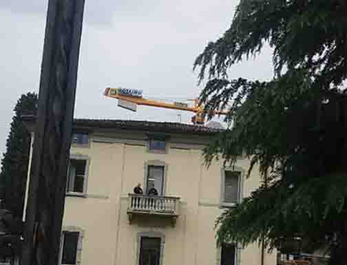 Precipita dal balcone della banca: 61enne trasportato in ospedale