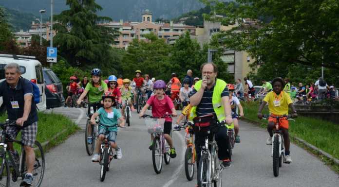Bimbimbici sfila per la città: tra le famiglie tanta partecipazione