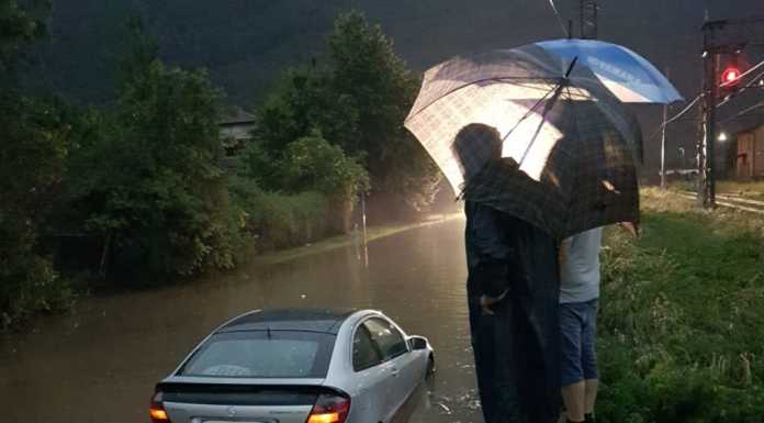 Momenti di apprensione a Colico: due auto sommerse dall’acqua
