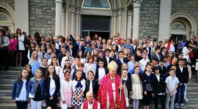 Cresima per 120 giovani, Mandello accoglie il vescovo Cantoni