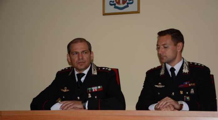 Armato di mitra (finto) rapina tre persone sui treni: arrestato