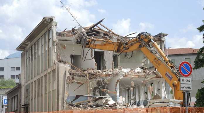 Lecco, è iniziata la demolizione del vecchio fabbricato di via Parini