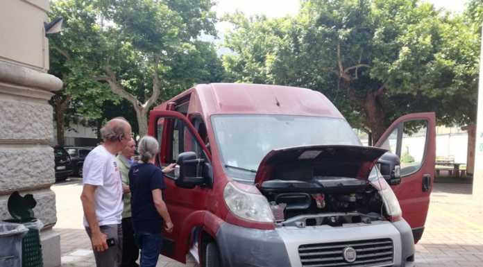 Il furgone rischia di andare a fuoco: disavventura al don Guanella