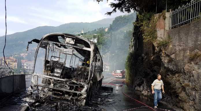 Incidente a Bellano fra una moto e un autobus che ha preso fuoco. Un morto