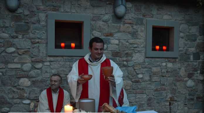 Calolzio. La comunità festeggia (a sorpresa) i 10 anni di sacerdozio di don Matteo