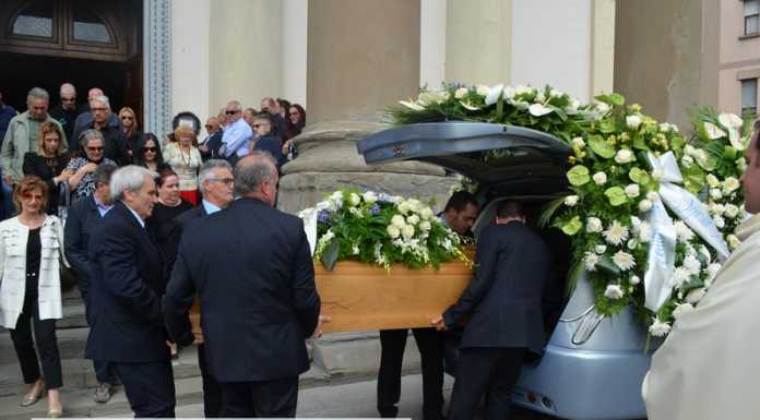 Tantissimi giovani per l’addio a Pietro Augruso: “Ciao Piè, ci mancherà tutto di te”