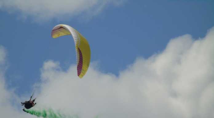 Parapendio Acrobatico. Lo show sul lungolago lascia tutti a bocca aperta (FOTO)