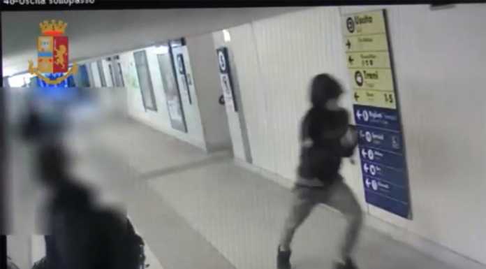 VIDEO – In stazione, un ladro scappa inseguito dalla vittima