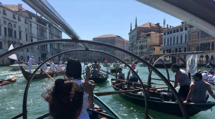 Tra i canali di Venezia sfilano le Lucie dei Laghèe lecchesi