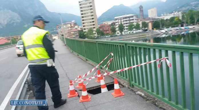Lecco, cede l’asfalto del marciapiede sul Ponte Kennedy