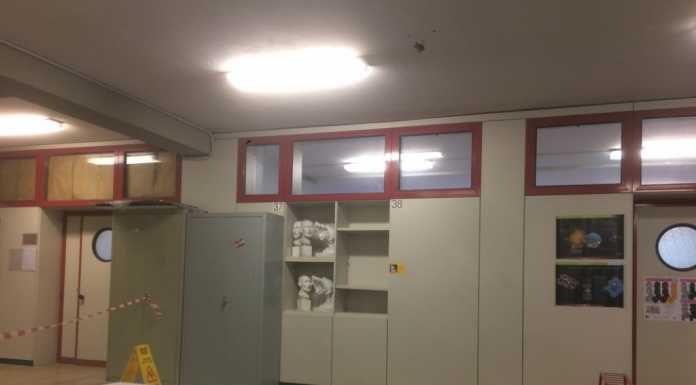 Piove dal soffitto, secchi d’acqua al Medardo. La scuola: “Problema risolto”
