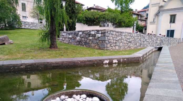 L’installazione dei bimbi ad abbellire la fontana nella piazza di Molina