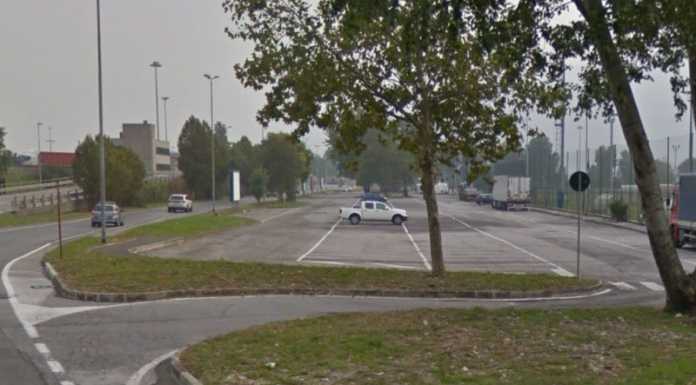 Bione. Parcheggio “trappola”. “Contromano per poter uscire. Ho avvisato la Locale ma…” parcheggio bione