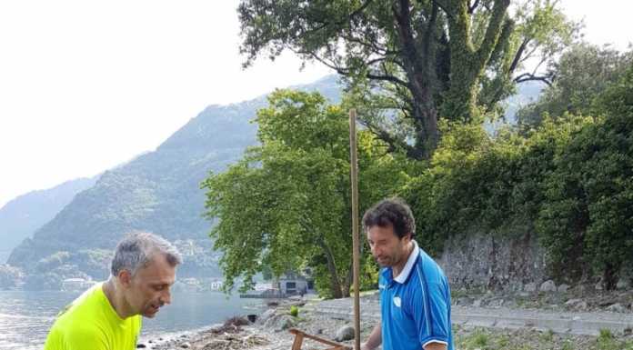 Dervio: sindaco e volontari al lavoro, ripulita la spiaggia della Foppa