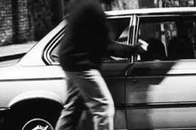 Minaccia gli automobilisti e li deruba: almeno due casi a Pescarenico