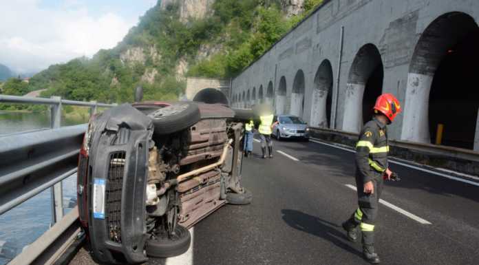 Abbadia: si ribalta all’uscita della galleria, ferita una 37enne