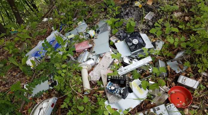 Parlasco. Computer abbandonati, la SP diventa una discarica
