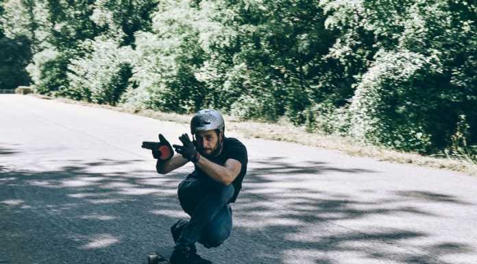 Ghost Town Freeride, discese mozzafiato in skateboard sulla strada di Consonno