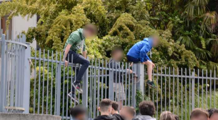 ‘Evasione’ da scuola, il cancello è chiuso e gli studenti… scavalcano