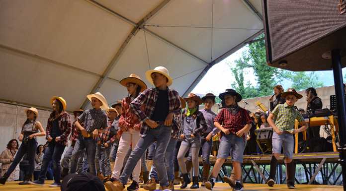 Gli alunni di Ballabio cantano e ballano la storia della musica moderna