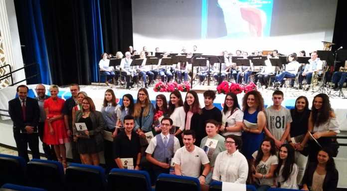 Valmadrera. Consegnata la Costituzione ai neo maggiorenni