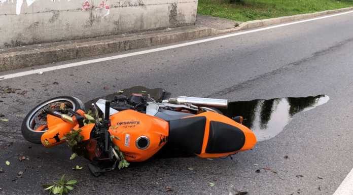 Incidente in via Besonda a Lecco: motociclista di 56 anni finisce all’ospedale