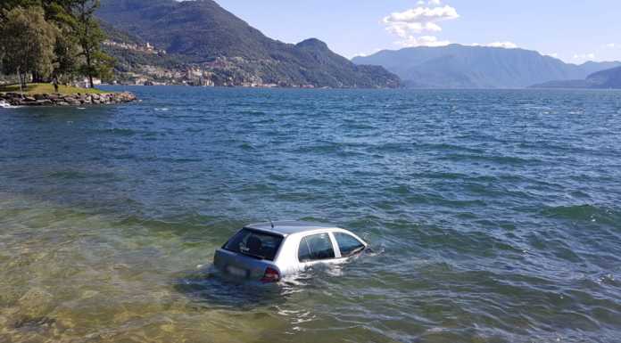 Dervio. Dimentica di mettere il freno a mano e l’auto finisce nel lago