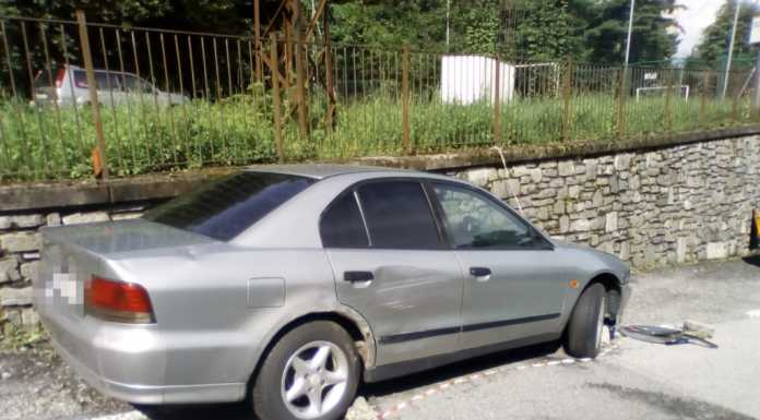 Perledo, il mistero dell’auto abbandonata. Il sindaco: “Stiamo lavorando per rimuoverla”