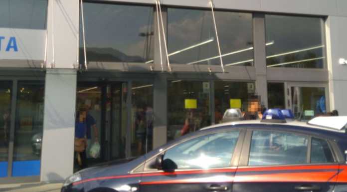 Lite in un discount di Calolzio, intervengono i Carabinieri