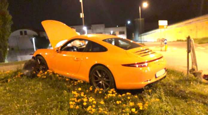 Civate. Finisce con la Porsche sull’aiuola. Serve il carro attrezzi per recuperarla
