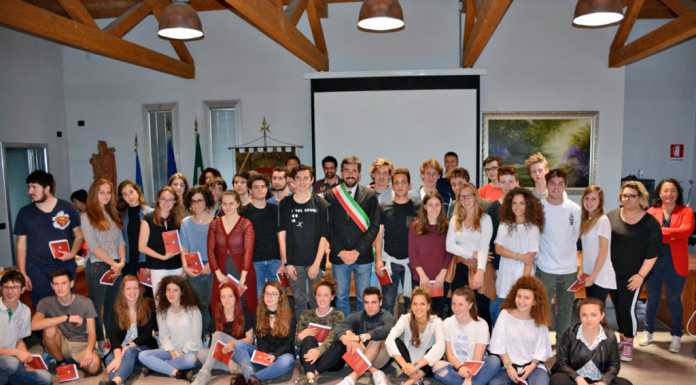 Verso il 2 Giugno, Mandello consegna la Costituzione ai 18enni