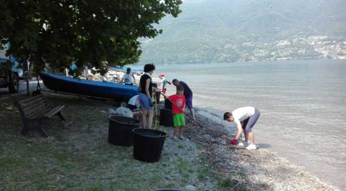 Dervio, i volontari ripuliscono la spiaggia della Foppa