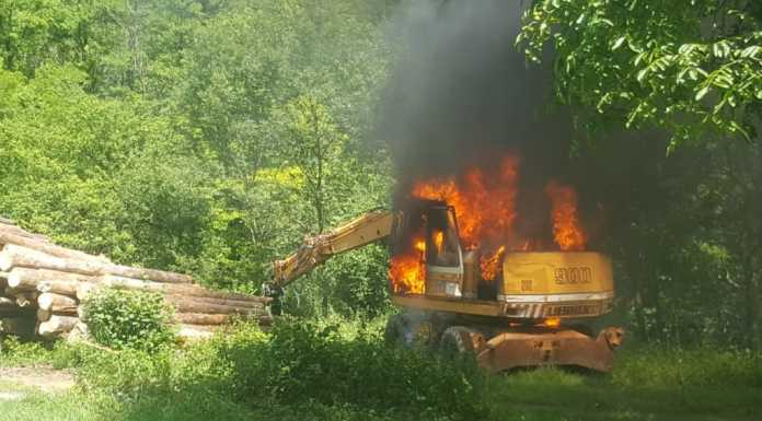 Lasnigo. Prende fuoco un escavatore, intervengono i pompieri