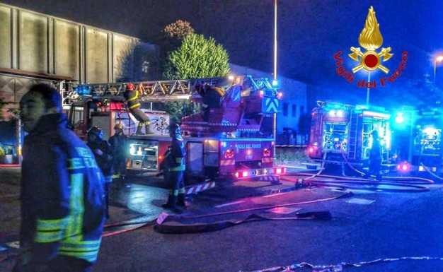 Incendio nella notte a Settimo Milanese: fiamme in un’azienda