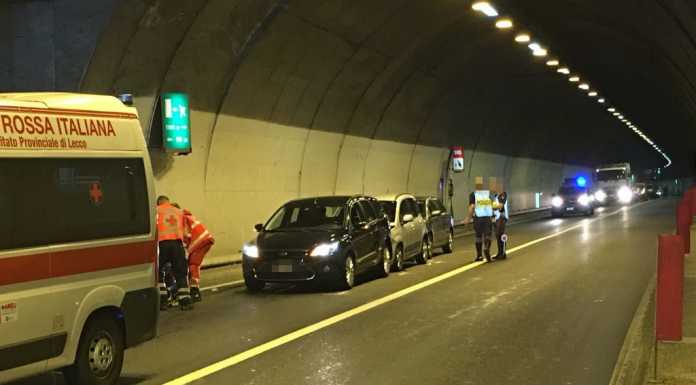 Nuova Lecco Ballabio, vettura si schianta contro le auto in coda