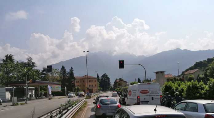 Incidente tra auto e moto a Malgrate: soccorsi padre e figlio