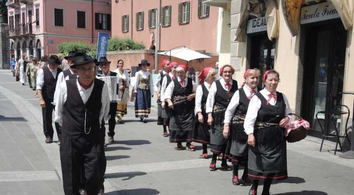 Lecco. I Promessi Sposi sfilano in centro, è il Corteo Lariano