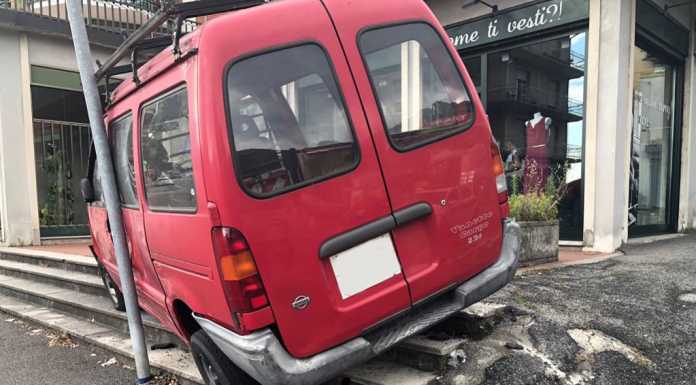 Lecco. Furgone fuori strada in viale Adamello