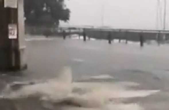 Maltempo a Malgrate… e la strada diventa un fiume (VIDEO)