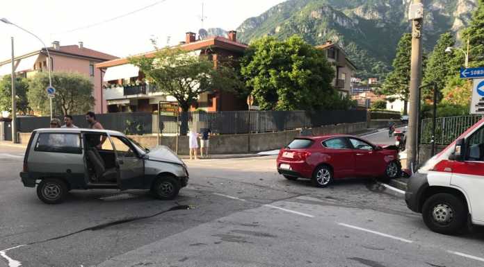 Mandello. Incidente tra due auto in viale della Costituzione