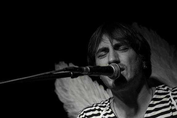 Il cantautore Nico Maraja presenta il suo libro “Le Cicloavventure”