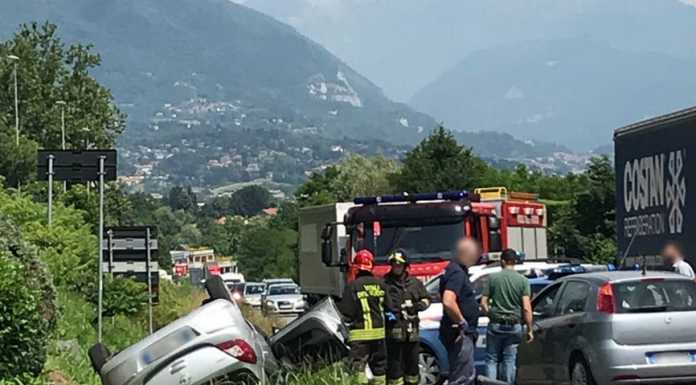 Albavilla. Inseguito dalla Polizia, si ribalta con l’auto fuori strada