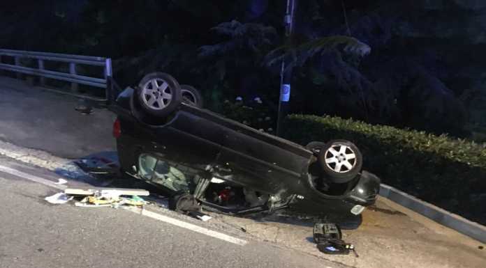 Auto si ribalta sulla vecchia Lecco-Ballabio, grave un giovane