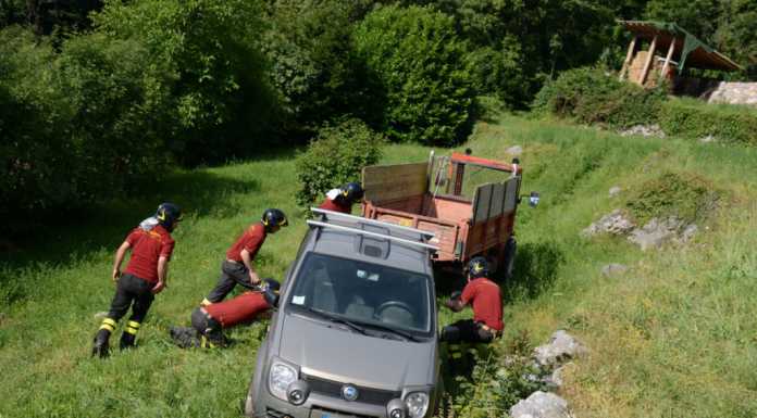Valmadrera. Auto ‘vola’ in un prato lungo la strada per San Tomaso