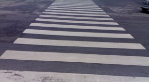 Le auto non si fermano alle strisce? Pescate schiera agenti in borghese