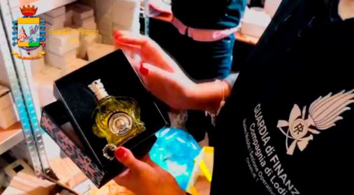 Prodotti contraffatti venduti su Facebook e Instagram: 8 denunciati