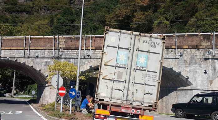 Dervio. Camion con container incastrato nel sottopasso ferroviario